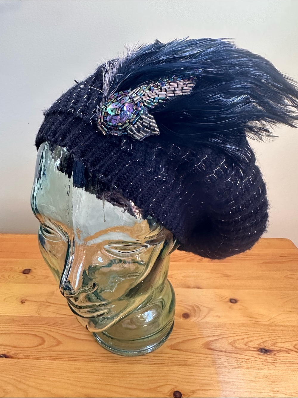 ⭐️ Icing Black Feather & Iridescent Bead Knit Beret